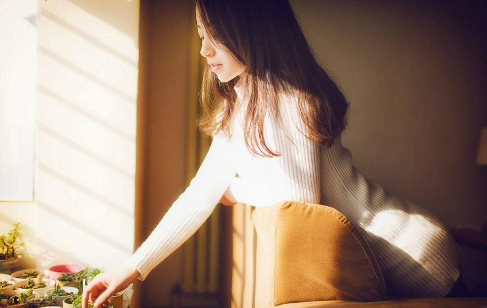 “二哥。”就在此时，门外进来一名风尘仆仆的汉子，一身百姓打扮，若非双目间目光有些慑人，乍一看去，与普通百姓无异，见到诸葛亮，躬身一拜。